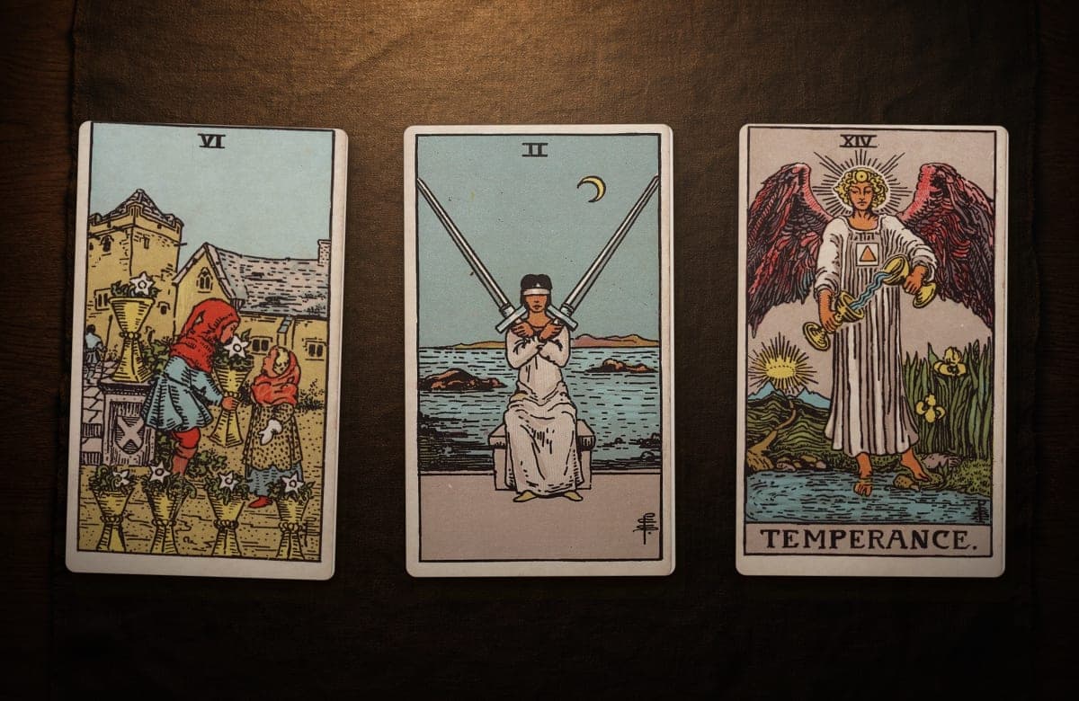 Ejemplo de tirada de tarot: Seis de Copas (al derecho) · Dos de Espadas (al derecho) · La Templanza (al derecho)