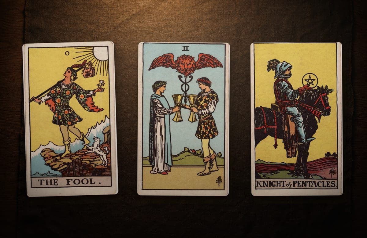 Ejemplo de tirada de tarot: PASADO: El Loco (al derecho) · PRESENTE: Dos de Copas (al derecho) · FUTURO: Caballo de Oros (al derecho)